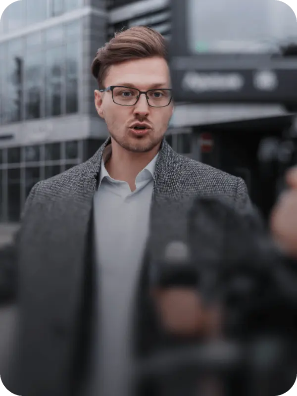 Relatórios de digitalização, destaque os fatos principais e traduza fontes em histórias atraentes e prontas para publicação de forma eficiente.