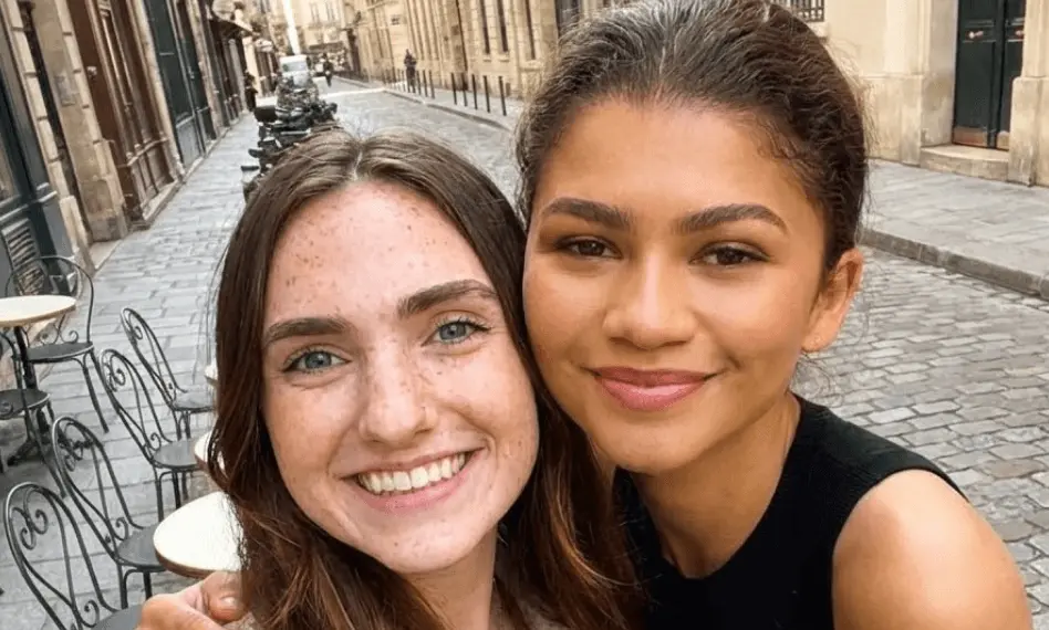 Create Realitic Celebrity Selfies for Free, No Sign-up